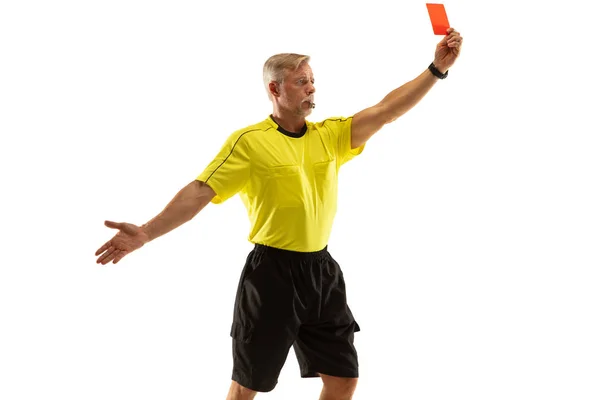 Arbitro di calcio che mostra un cartellino rosso ad un giocatore scontento isolato su sfondo bianco — Foto Stock