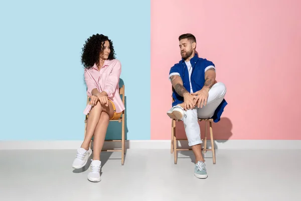 Joven hombre y mujer emocional sobre fondo rosa y azul —  Fotos de Stock