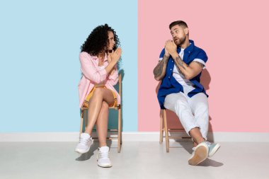 Pembe ve mavi arka plan genç duygusal adam ve kadın