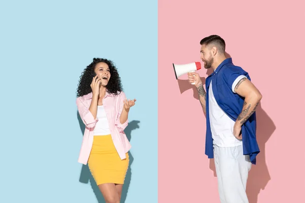 Joven hombre y mujer emocional sobre fondo rosa y azul —  Fotos de Stock