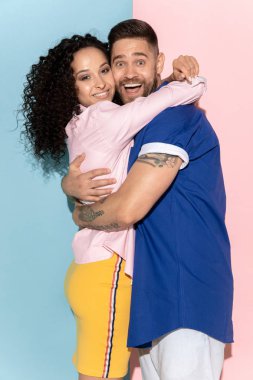 Pembe ve mavi arka plan genç duygusal adam ve kadın