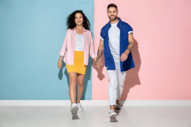 Pembe ve mavi arka plan genç duygusal adam ve kadın