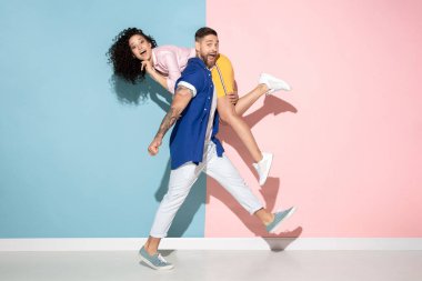 Pembe ve mavi arka plan genç duygusal adam ve kadın