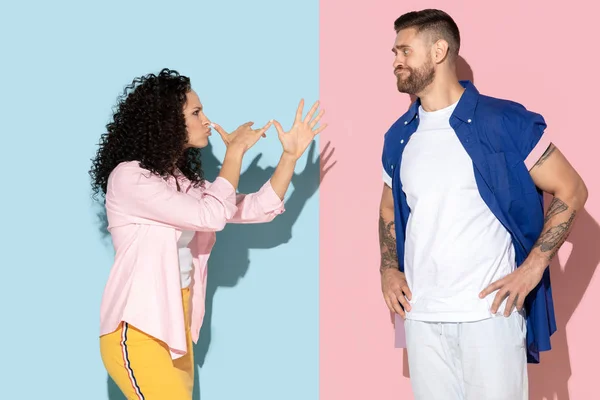 Joven hombre y mujer emocional sobre fondo rosa y azul — Foto de Stock