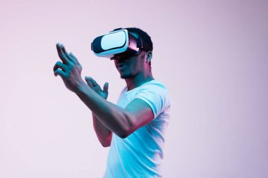 Neon ışıkvr gözlük kullanarak genç Afrikalı-Amerikalı erkekler