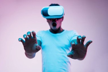 Neon ışıkvr gözlük kullanarak genç Afrikalı-Amerikalı erkekler