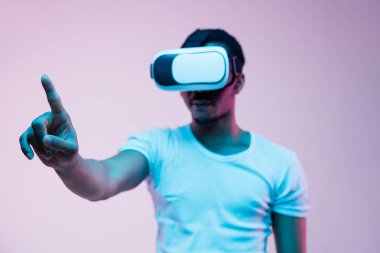 Neon ışıkvr gözlük kullanarak genç Afrikalı-Amerikalı erkekler