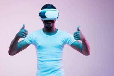 Neon ışıkvr gözlük kullanarak genç Afrikalı-Amerikalı erkekler