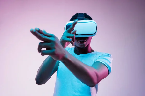 Mladí afroameričtí maníci používající VR-brýle v neonové světelné — Stock fotografie