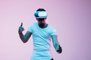 Neon ışıkvr gözlük kullanarak genç Afrikalı-Amerikalı erkekler