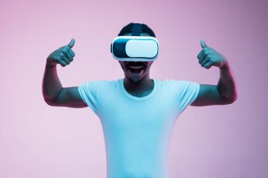 Neon ışıkvr gözlük kullanarak genç Afrikalı-Amerikalı erkekler