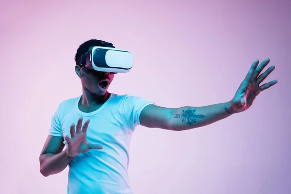 Mladí afroameričtí maníci používající VR-brýle v neonové světelné — Stock fotografie