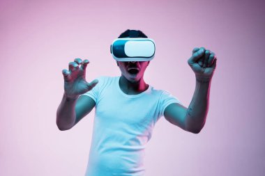 Neon ışıkvr gözlük kullanarak genç Afrikalı-Amerikalı erkekler