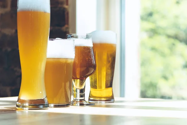 Glazen van verschillende soorten bier, tijd voor Oktoberfest — Stockfoto