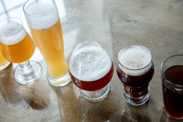 Sklenice různých druhů piva, čas na Oktoberfestu — Stock fotografie