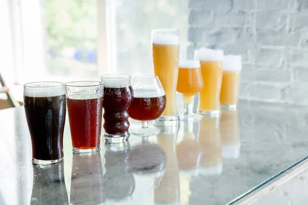 Glazen van verschillende soorten bier, tijd voor Oktoberfest — Stockfoto