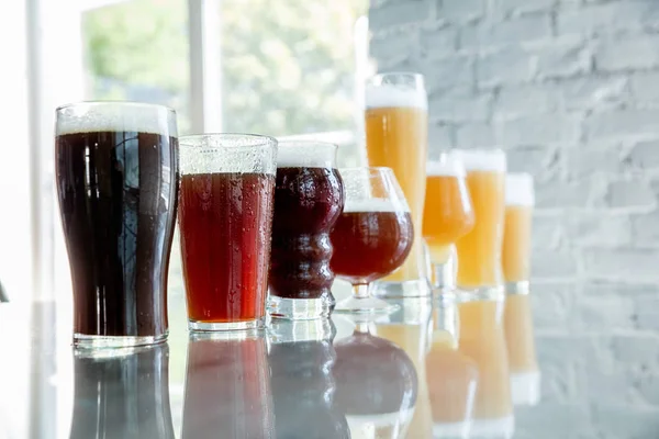 Glazen van verschillende soorten bier, tijd voor Oktoberfest — Stockfoto