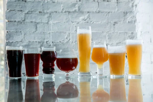 Glazen van verschillende soorten bier, tijd voor Oktoberfest — Stockfoto