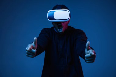 Neon ışıkvr gözlük kullanarak genç Afrikalı-Amerikalı erkekler