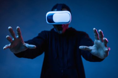 Neon ışıkvr gözlük kullanarak genç Afrikalı-Amerikalı erkekler