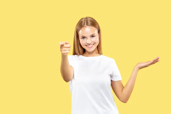 Kaukasische Young Womans halve lengte portret op gele achtergrond — Stockfoto