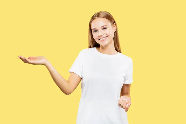 Kaukasische junge Frauen halblanges Porträt auf gelbem Hintergrund — Stockfoto