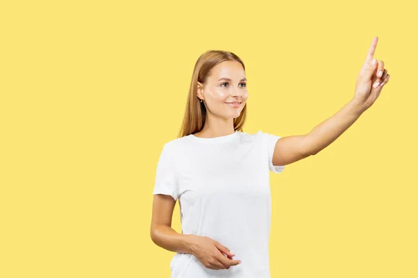 Kaukasische Young Womans halve lengte portret op gele achtergrond — Stockfoto