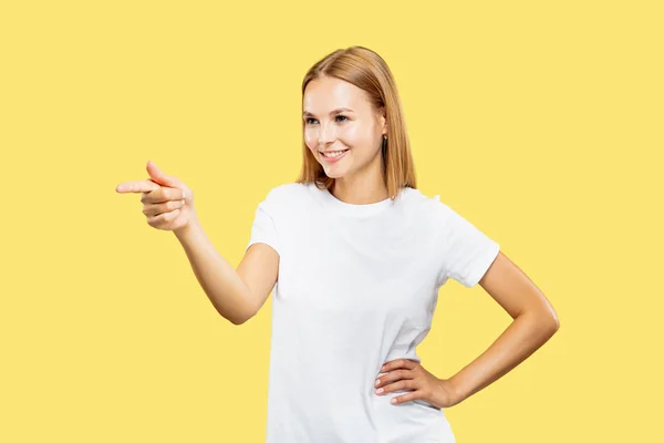 Kaukasische Young Womans halve lengte portret op gele achtergrond — Stockfoto