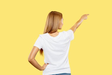 Beyaz genç kadınlar sarı arka plan üzerinde yarım uzunlukta portre