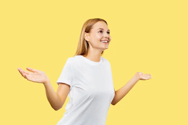 Kaukasische Young Womans halve lengte portret op gele achtergrond — Stockfoto