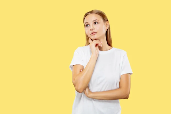 Mulheres jovens caucasianas retrato de meio comprimento sobre fundo amarelo — Fotografia de Stock