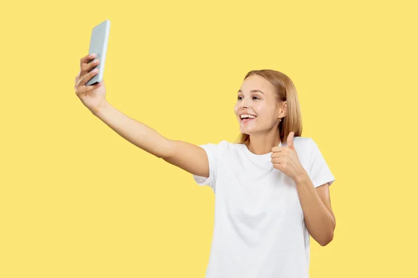 Blanc jeunes femmes portrait demi-longueur sur fond jaune — Photo