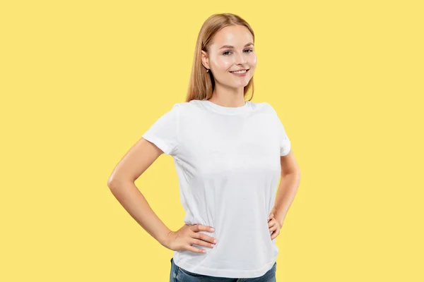 Mujeres jóvenes caucásicas media longitud retrato sobre fondo amarillo —  Fotos de Stock
