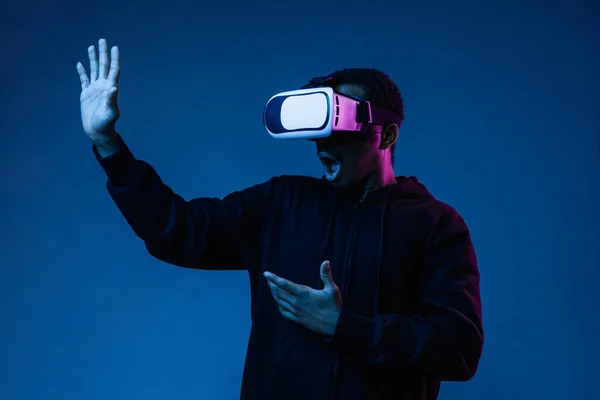 Młodzi African-American Mans za pomocą VR-okulary w świetle neonowym — Zdjęcie stockowe