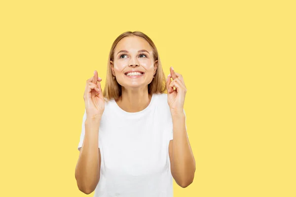 Kaukasische Young Womans halve lengte portret op gele achtergrond — Stockfoto