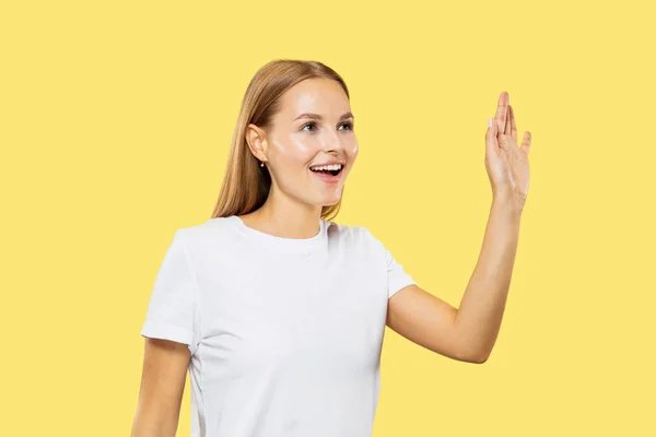 Kaukasische Young Womans halve lengte portret op gele achtergrond — Stockfoto