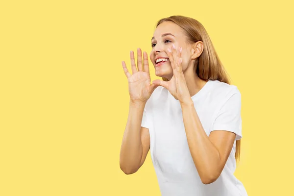 Kaukasische Young Womans halve lengte portret op gele achtergrond — Stockfoto