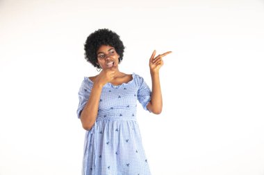 Beyaz stüdyo arka plan izole güzel kadın portresi