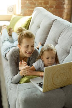 Öğretmen ve küçük kız, ya da anne ve kız. Evde eğitim konsepti