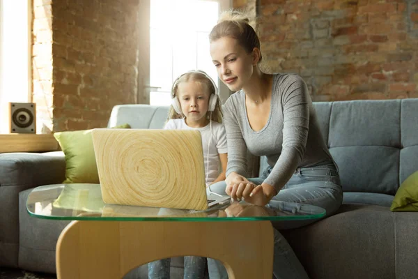 Nauczyciel i dziewczynka, lub Mama i córka. Koncepcja homeschooling — Zdjęcie stockowe