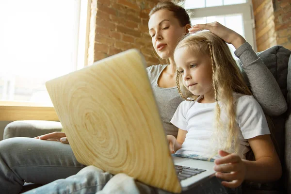 Lärare och liten flicka, eller mamma och dotter. Hemundervisning koncept — Stockfoto