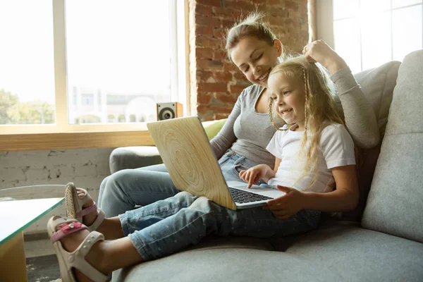 Lärare och liten flicka, eller mamma och dotter. Hemundervisning koncept — Stockfoto