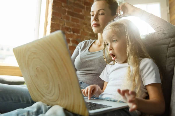 Insegnante e bambina, o mamma e figlia. Concetto di istruzione a casa — Foto Stock