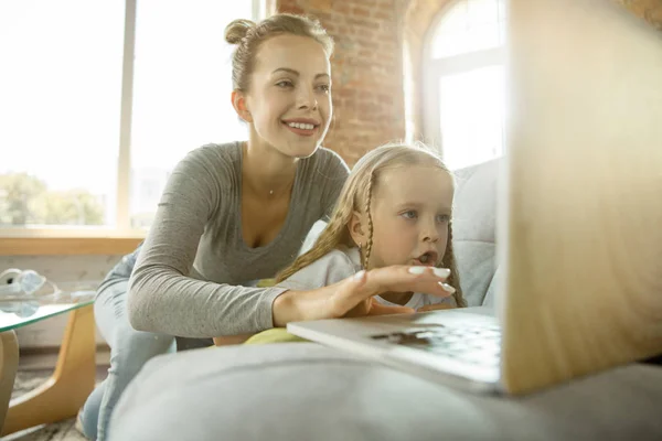 Insegnante e bambina, o mamma e figlia. Concetto di istruzione a casa — Foto Stock