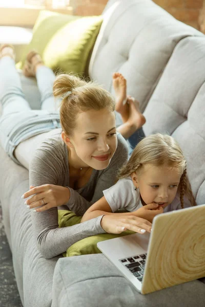 Maestra y niña, o mamá e hija. Concepto de educación en el hogar — Foto de Stock