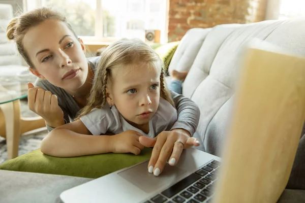 Maestra y niña, o mamá e hija. Concepto de educación en el hogar — Foto de Stock