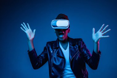 Neon ışıkvr gözlük kullanarak genç Afrikalı-Amerikalı kadınlar