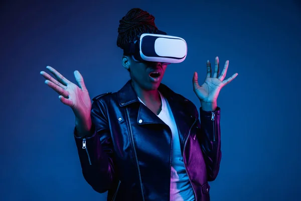 Jovens mulheres afro-americanas usando óculos VR em luz de néon — Fotografia de Stock