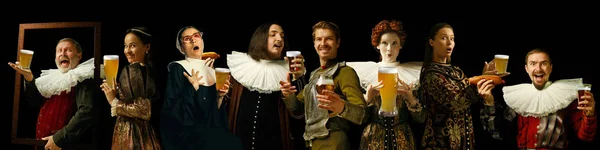 年轻人作为一个中世纪的贵族在黑暗的背景，啤酒节 — 图库照片