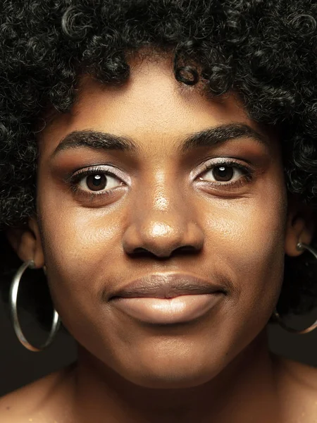 Tutup potret gadis muda african-american emosional — Stok Foto